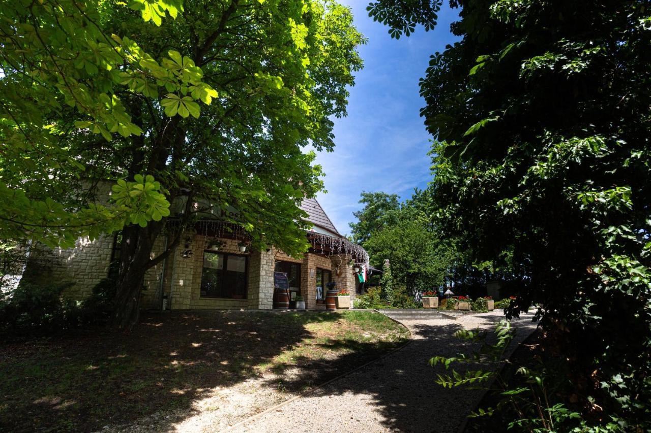 Tercia Hubertus Panzió Acomodação com café da manhã Sopron Exterior foto